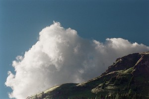 Heuschnitter unter Wolken - Fotoblatt