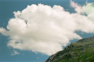 Heuschnitter unter Wolken - Fotoblatt